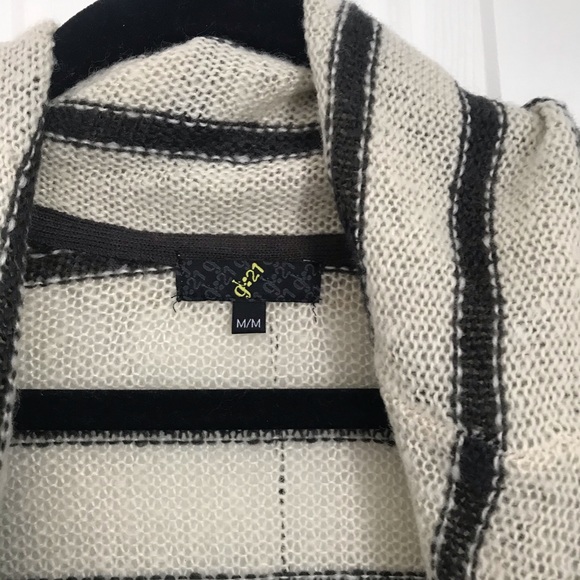 G21 Long Sweater Size Medium - Picture 2 of 4